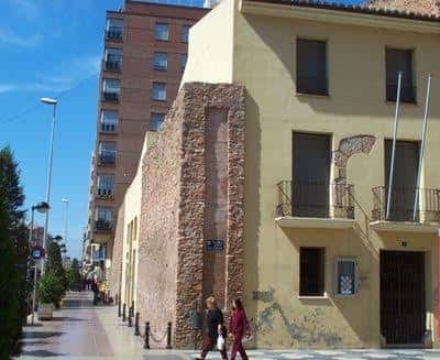Fachada principal del edificio con detalles arquitectónicos y entorno urbano