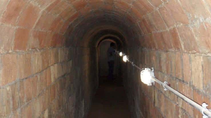 Interior de un túnel del refugio antiaéreo con bóveda de ladrillo y iluminación moderna