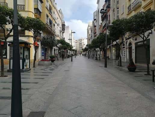 Vista panorámica del Paseo del Revellín en Ceuta con edificios históricos y árboles alineados