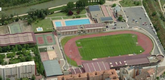 Vista aérea de la Ciudad Deportiva Municipal de Zamora mostrando el campo de fútbol y las pistas deportivas