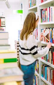 Cliente navegando por los libros en las estanterías de la librería