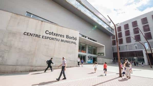 Vista exterior del Centre Esportiu Municipal Cotxeres Borbó con personas caminando
