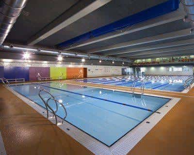 Piscina cubierta con carriles de natación y escaleras de acceso