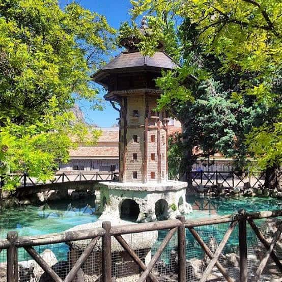 Vista del estanque y la glorieta con estructura ornamental y puentes de madera