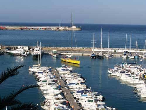 Vista panorámica del Puerto Deportivo de Ceuta con embarcaciones amarradas y el mar al fondo