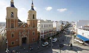 Panorámica aérea de la Calle Real destacando la fachada de la iglesia con torres gemelas