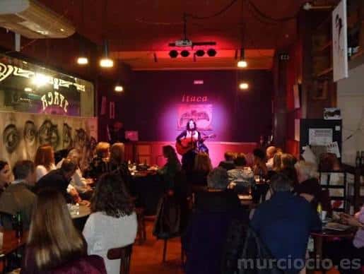 Evento en vivo en el Café Ítaca con público disfrutando de la música