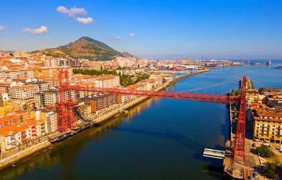 Vista aérea del puente colgante conectando Getxo con Bilbao bajo un día soleado