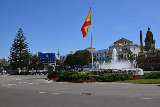 Vista panorámica de la Avenida del Puerto con fuente central y bandera española