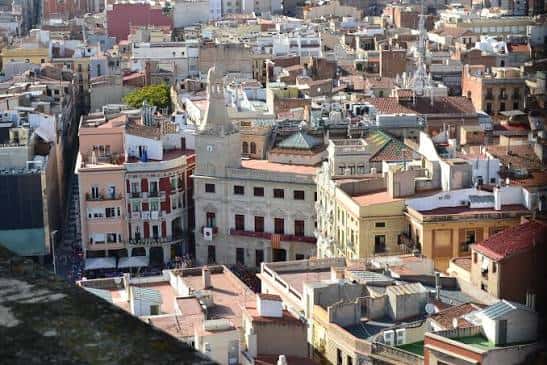 Vista aérea del Palau Municipal desde una torre cercana, mostrando su ubicación en el centro urbano