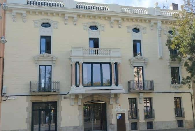 Vista frontal detallada de la arquitectura histórica del edificio Cal Maco