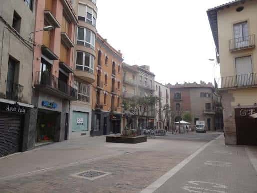 Vista panorámica de la Plaça del Pilar en Igualada con edificios residenciales y comerciales