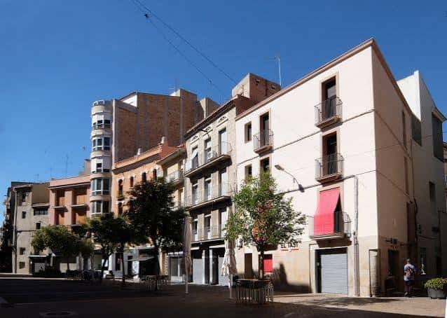 Fachadas de edificios históricos en la Plaça del Pilar bajo un cielo despejado