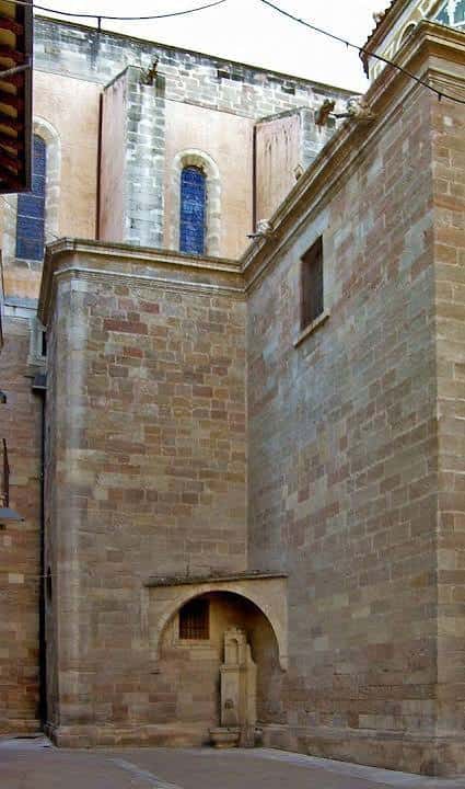 Detalle arquitectónico de la fachada de piedra de la iglesia adyacente a la plaza