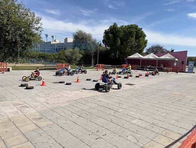 Actividad familiar con karts infantiles en zona pavimentada del parque Gabriel Martín