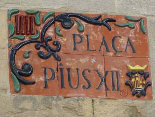 Placa cerámica con el nombre 'Plaça Pius XII' y escudo municipal