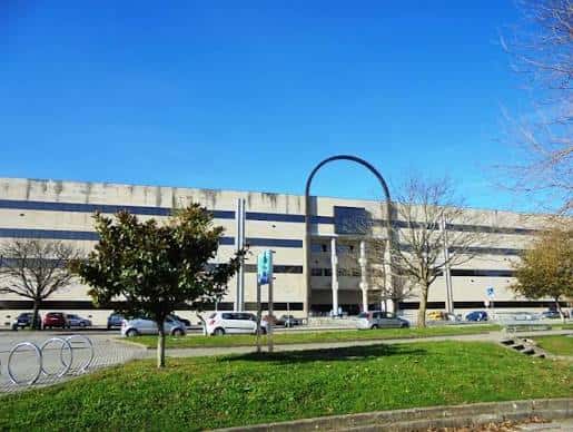 Vista exterior de la Facultad de Ciencias Sociales y de la Comunicación en Pontevedra con cielo azul