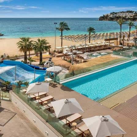 Vista aérea de la piscina principal y tobogán del hotel frente a la playa
