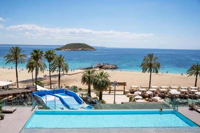 Piscina con vista al mar y la isla de Sa Conillera en el fondo