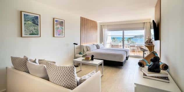 Habitación moderna con balcón y vistas al mar Mediterráneo