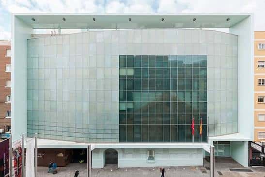 Vista frontal del edificio CA2M con fachada de cristal y estructura blanca