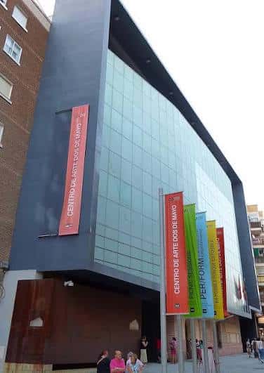 Fachada lateral del Centro de Arte Dos de Mayo con banderines de colores