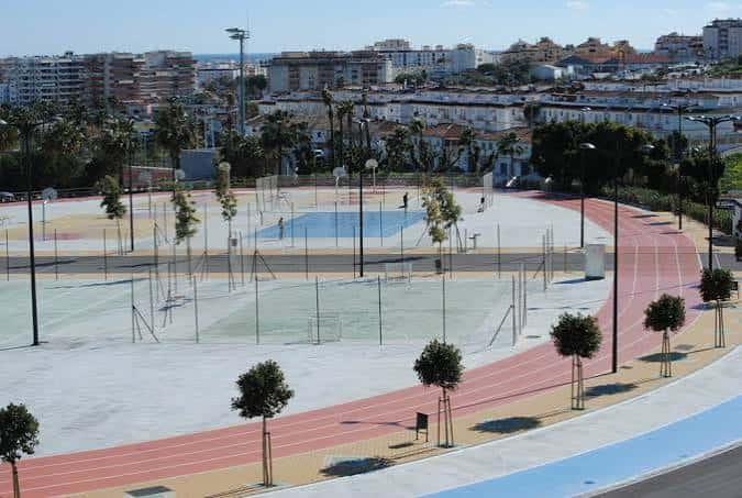 Vista panorámica del Parque Ferial, Deportivo y de Ocio de Estepona con pistas deportivas y pista de atletismo