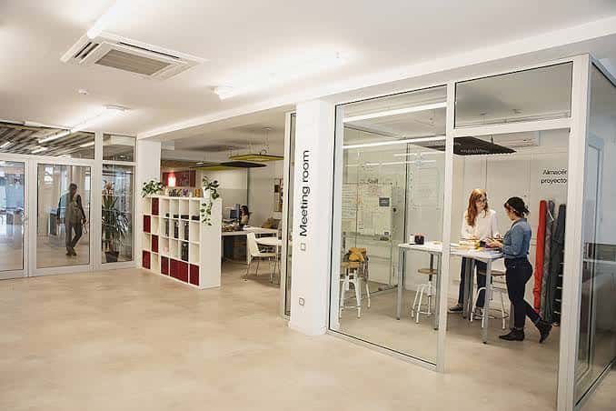 Sala de reuniones moderna con paredes de cristal en el IED Barcelona
