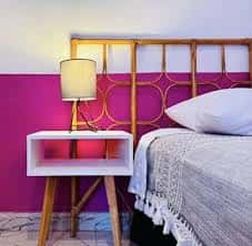 Detalle de una habitación con decoración colorida y estilo moderno