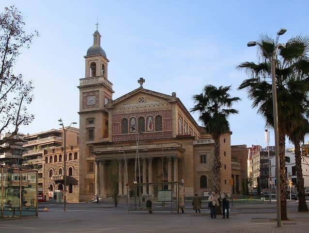 Vista diurna de la Plaça de la Bonanova con la iglesia de San Francisco de Asís al fondo