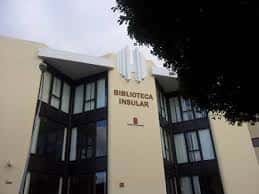 Detalle de la fachada principal con el nombre del edificio