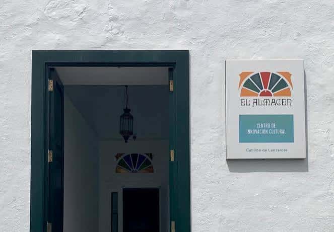 Entrada principal con cartel identificativo del centro
