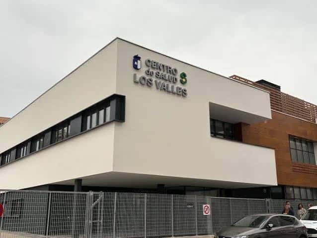 Fachada exterior moderna del Centro de Salud Los Valles