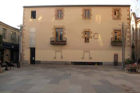 Fachada principal del edificio en la plaza durante el día