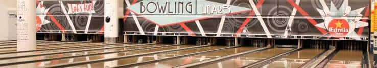 Pistas de bolos con decoración moderna y logotipo del centro