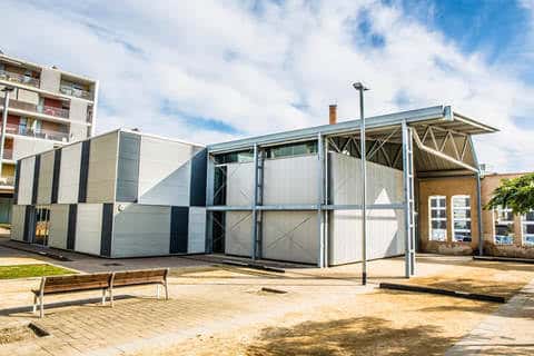 Vista exterior del edificio de Can Gassol con su fachada moderna y estructura metálica