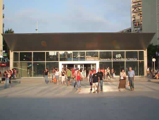 Fachada principal de la estación de tren con personas transitando
