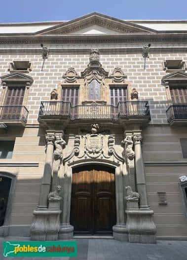 Fachada principal del Palau Bofarull en Reus con detalles arquitectónicos barrocos