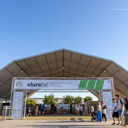 Entrada principal del Recinte Firal con estructura de techo abovedado y cartel de evento