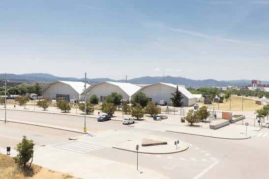 Vista aérea del complejo de naves blancas del Parc Firal con aparcamiento y entorno urbano