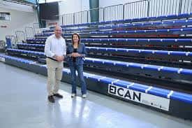 Presentadores en las gradas del pabellón deportivo Terrero de Lucha Insular Heraclio Niz