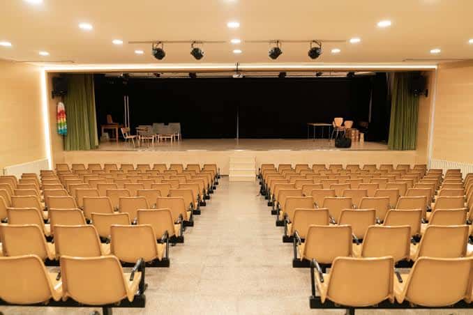 Aula magna del Institut Escola Eixample con butacas y escenario