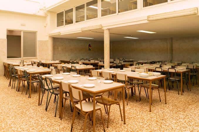 Comedor del Institut Escola Eixample con mesas dispuestas para eventos