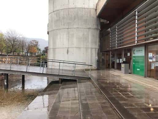 Vista exterior del Centro Cívico Clara Campoamor con su característica torre cilíndrica de hormigón y rampa de acceso