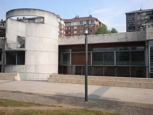Fachada lateral del edificio mostrando la estructura moderna y el entorno urbano circundante