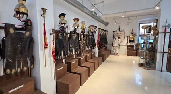Exposición de cascos y armaduras romanas en el museo Castrum