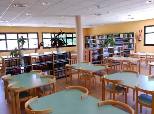 Sala de estudio con mesas y estanterías