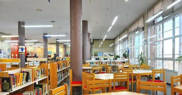 Interior de la biblioteca con zonas de lectura