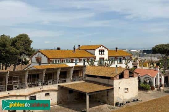 Vista aérea de la Granja Roca-Soldevila mostrando sus edificios principales con tejados de tejas y patios exteriores