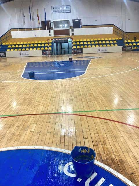 Vista interior del Pabellón Deportivo Lázaro Fernández con pista de baloncesto y gradas amarillas